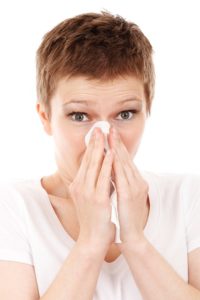 Niesen ist nur ein Symptom der Hausstauballerige